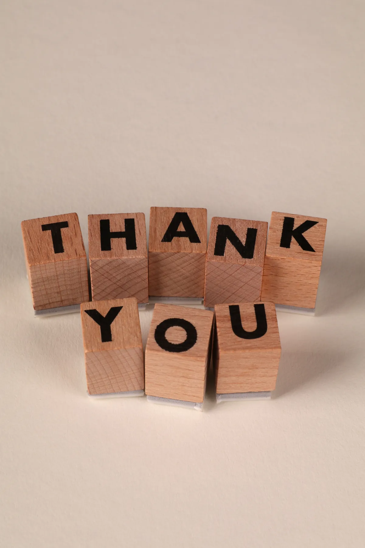 Bloques de madera formando la frase 'thank you'